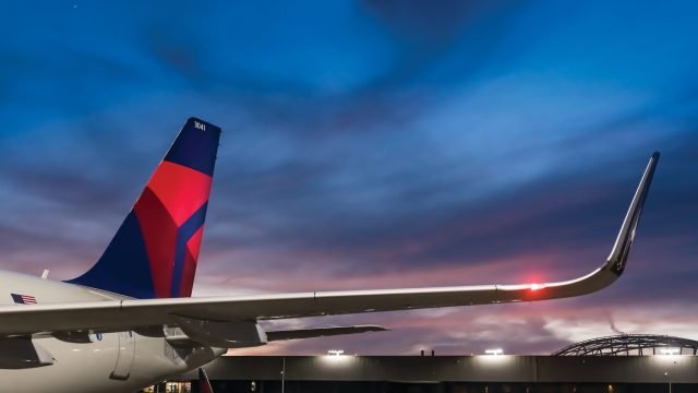 Delta Air Lines Uçağında Duman Alarmı! Yolcular Acil Kaydıraklarla Tahliye Edildi