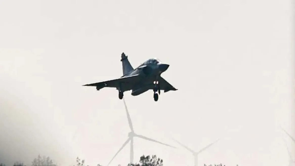 Fransa’da Mirage 2000D tipi savaş uçağı düştü