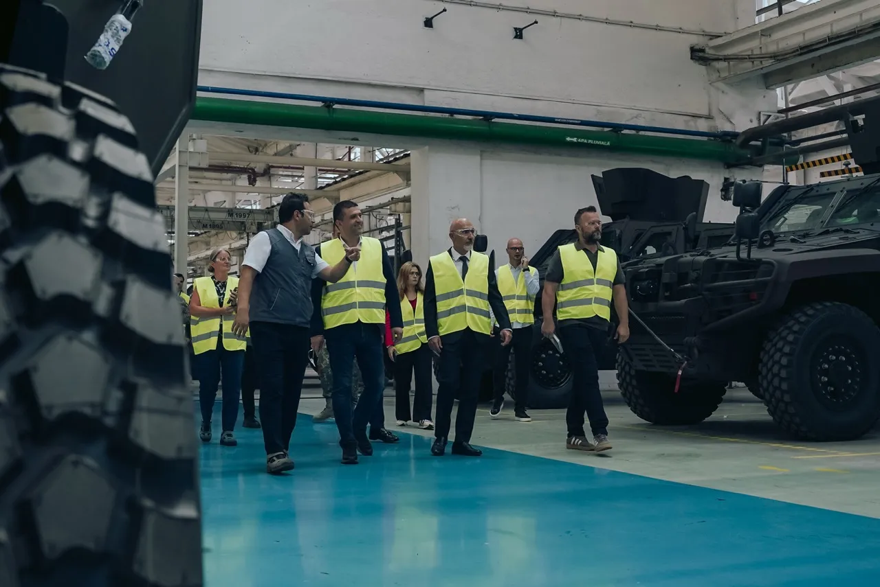 Romanya Savunma Bakanı Otokar Mediaş Fabrikasında: COBRA II Üretimi İncelendi