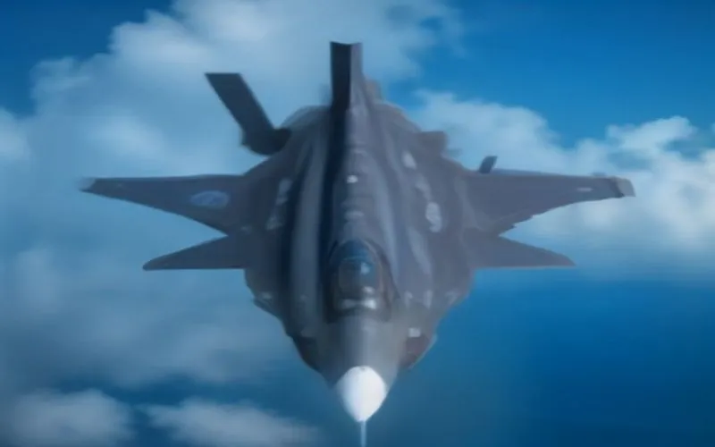 U.S. Navy Advances Compact Air-to-Air Missile for Stealth Fighters