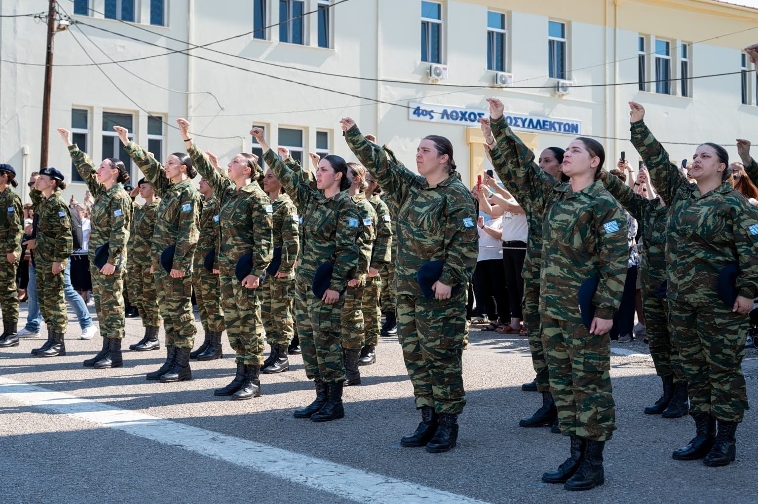 Yunanistan kışlaları kapatıp asker maaşlarına zam yapmayı planlıyor
